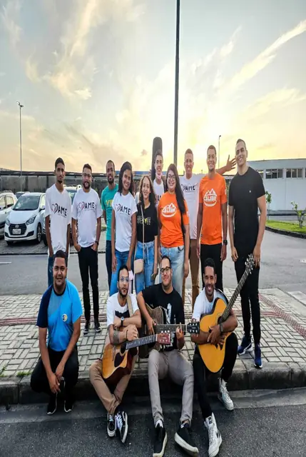 Equipe ao pôr do sol